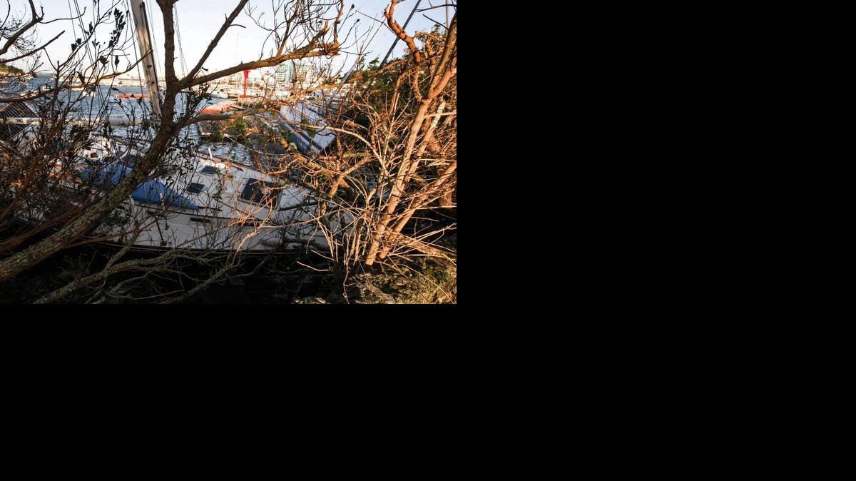 
El poderoso huracón Gonzalo golpeó a Hamilton, en el archipiélago de las Bermudas el viernes en la noche, dejando sin luz a la zona y causando destrozos. 
