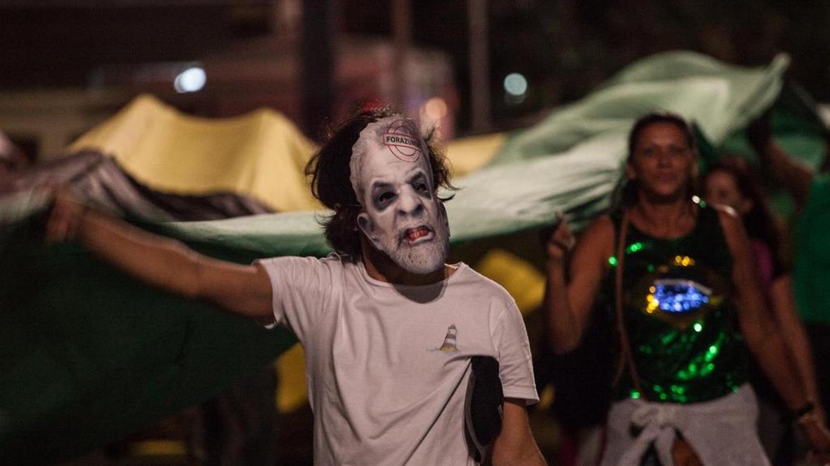 Manifestantes protestan contra el nombramiento del expresidente Luiz Inácio Lula da Silva como ministro de la Presidencia el miércoles 16 de marzo de 2016, en la Avenida Paulista en Sao Paulo (Brasil).