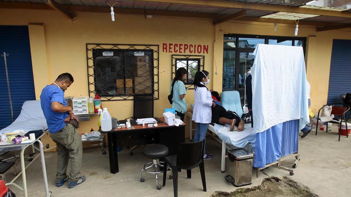 Imagen del 20 de abril de 2016, el consultorio del doctor Marcelo Puma, en plena calle de Pedernales (Ecuador), donde lleva atendiendo heridos desde los instantes posteriores al terremoto, zona afetada por el terremoto de 7,8 grados en la escala de Richter registrado en la costa norte de Ecuador.