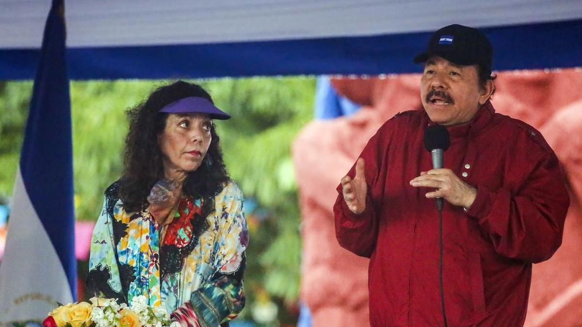El presidente nicaragüense Daniel Ortega (der), flanqueado por su esposa y vicepresidenta Rosario Murillo (izq), habla a sus seguidores en Managua el 7 de julio de 2017.