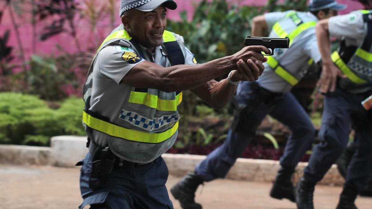 Policías se enfrentan con manifestantes el miércoles 24 de mayo de 2017, en la Explanada de los Ministerios, en Brasilia (Brasil).