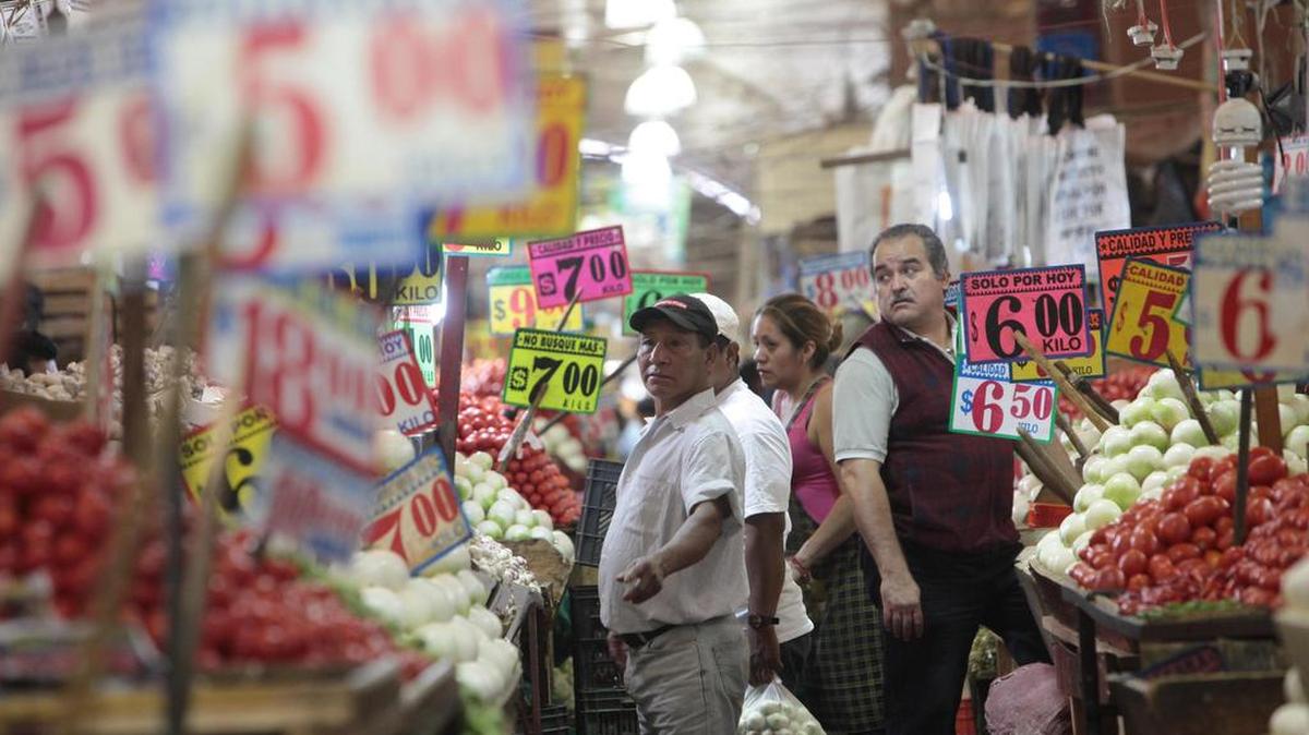 Vista general de venta de productos básicos en un mercado de Ciudad de México el lunes 9 de enero de 2017. La inflación en México repuntó en 2016 al situarse en 3.36 %, arriba de la meta fijada por el Banco de México y la tasa de 2.13 % registrada en 2015, informó el Instituto Nacional de Estadística y Geografía (Inegi).