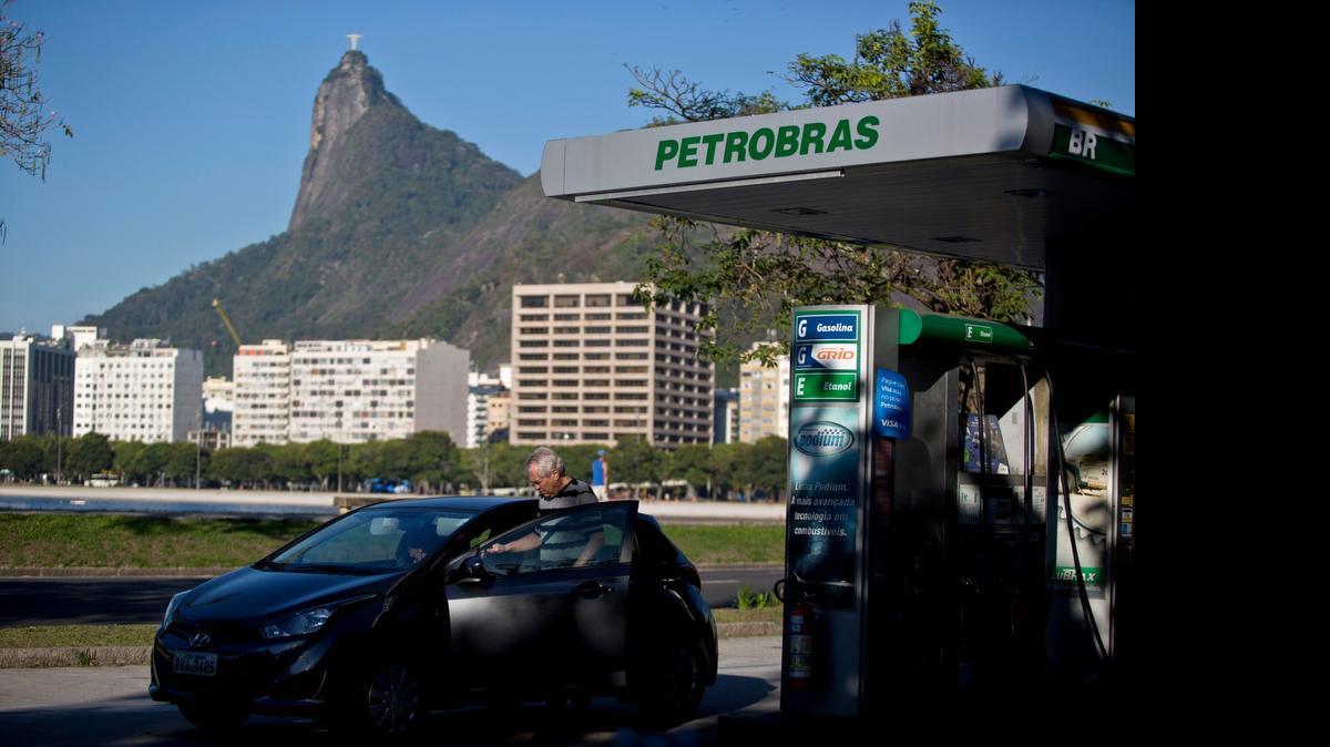 
Un hombre se dispone a marcharse de una estación de gasolina en febrero. Tres ex directivos de la empresa Camargo Correa, una de las constructoras más importantes de Brasil, fueron condenados el lunes por su participación en las corruptelas en Petrobras.
