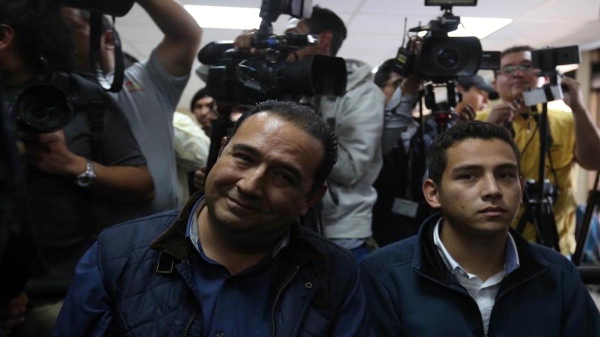 Sammy Morales (i) y José Manuel Morales Marroquín (d), hermano e hijo del presidente de Guatemala, Jimmy Morales, asisten a una audiencia el miércoles 18 de enero de 2017, en la Torre de Tribunales, en Ciudad de Guatemala (Guatemala).