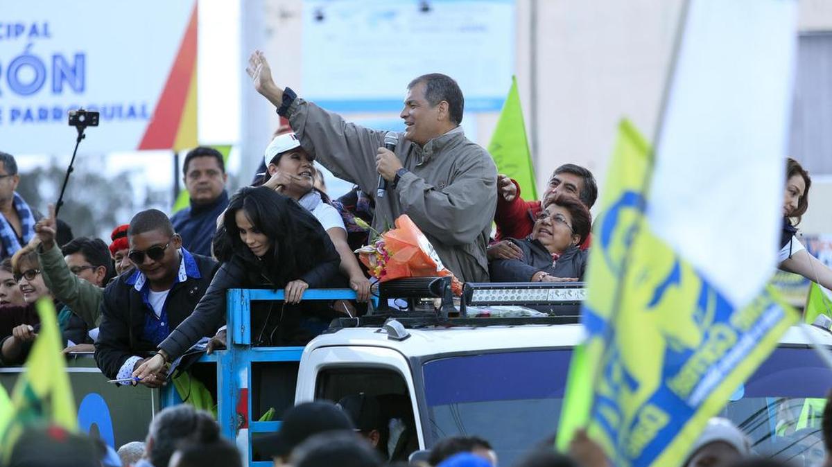 El ex presidente ecuatoriano Rafael Correa (c), participa de un mitin político el jueves 18 de enero del 2018, en Quito (Ecuador).
