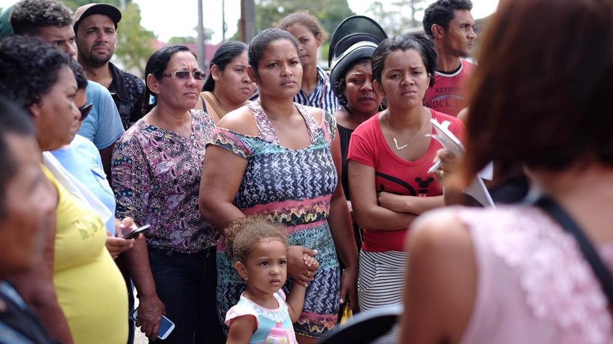 Familiares de reos esperan información el viernes, frente al Instituto Médico Legal en Boa Vista.