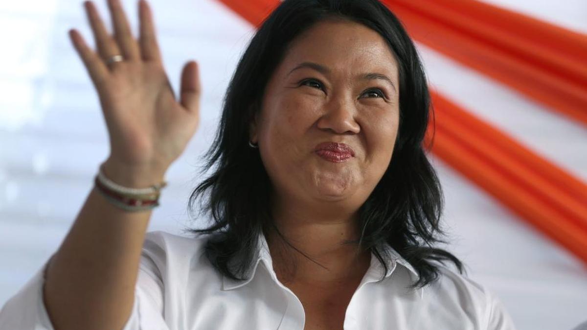 La candidata presidential, Keiko Fujimori, saluda a quienes la apoyan en su carrera por la presidencia de Perú.