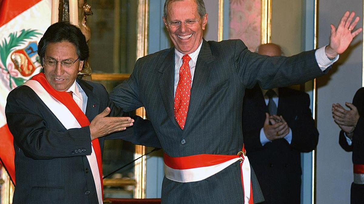 Foto de archivo de agosto de 2005: El entonces presidente de Perú Alejandro Toledo junto al entonces primer ministro, y ahora presidente, Pedro Pablo Kuczynski, en el Palacio de Gobierno en Lima.