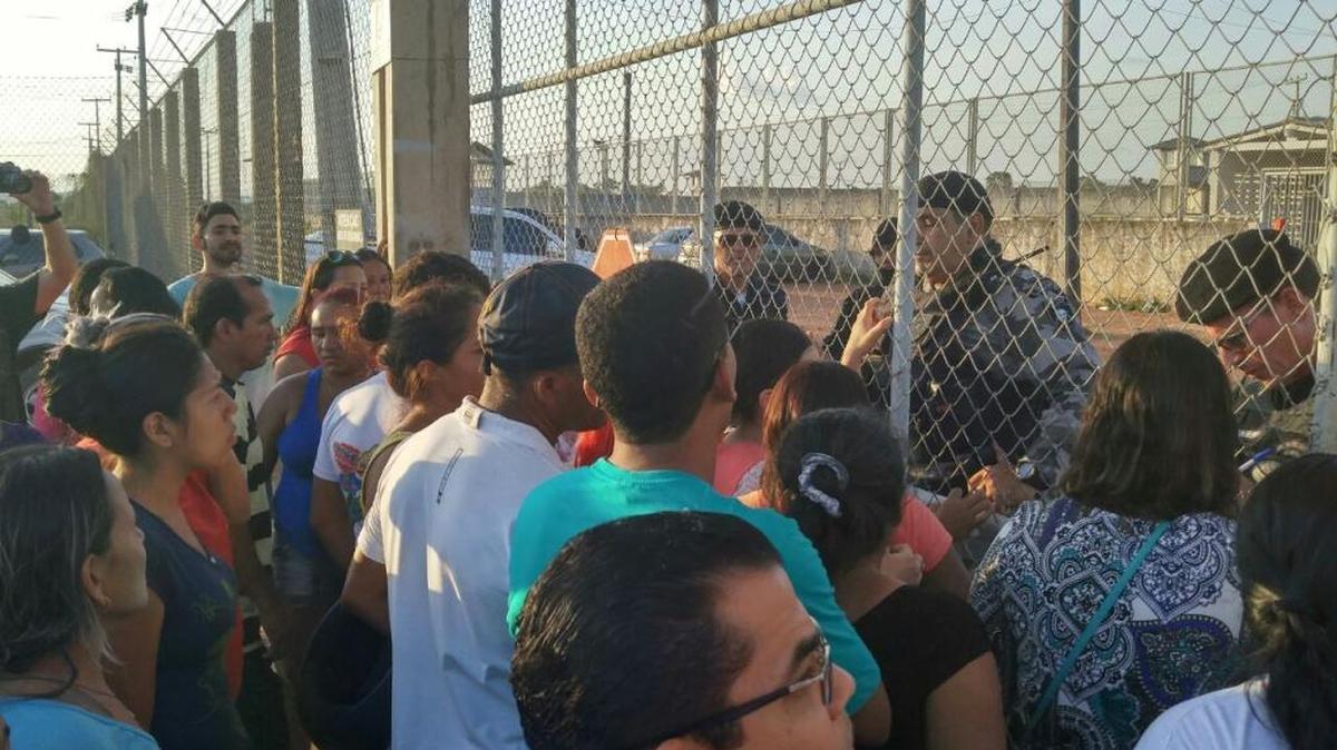 En las afueras de la Penitenciaria Agrícola de Monte Cristo se agolpan los familiares de los reos buscando información sobre su estado de salud.