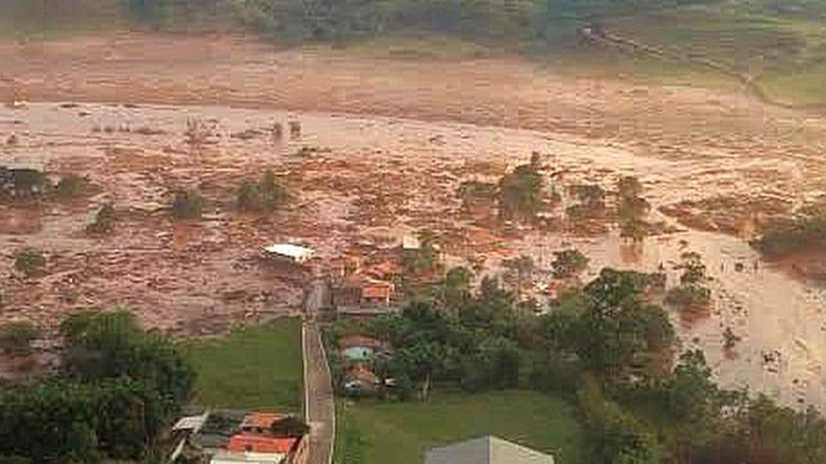 Fotografía cedida por el Cuerpo de Bomberos de Mariana este jueves 5 de noviembre de 2015, que muestra el lugar afectado tras la ruptura de una barrera en un depósito gigantesco de residuos en un complejo minero,. El depósito de residuos del complejo industrial, mezclados con agua, es conocido como Barragem de Fundão y pertenece a la empresa Samarco y está a 25 kilómetros del casco urbano de Mariana, una de las ciudades históricas de Minas Gerais.