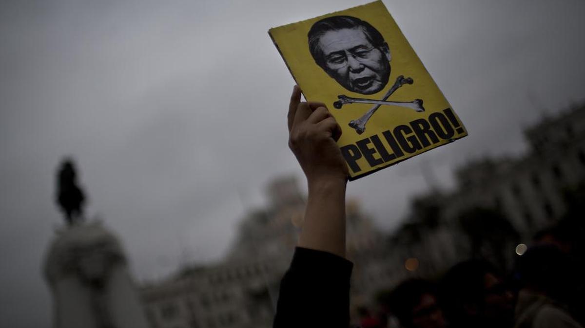 Un hombre sostiene un cartel con el retrato del ex presidente encarcelado de Perú, Alberto Fujimori durante una marcha en Lima, Perú, el viernes 7 de julio de 2017.
