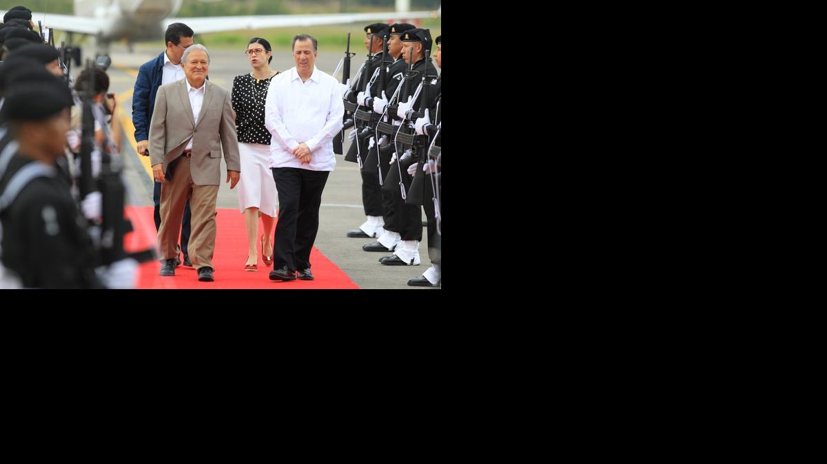 
El presidente de El Salvador, Salvador Sánchez Cerén (izq.), es recibido por el canciller mexicano José Antonio Meade, el domingo en el aeropuerto internacional Heriberto Jara, del estado de Veracruz. 
