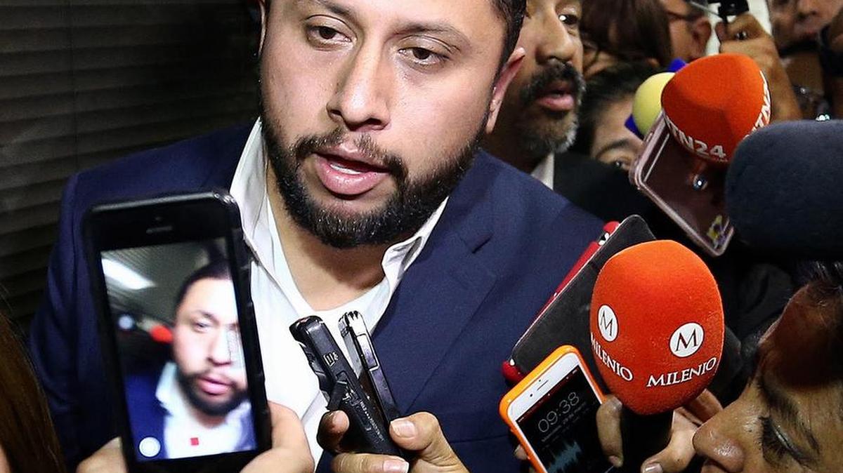 Fotografía de archivo del 29 de marzo de 2017, del funcionario Arturo Enrique Tarín, mientras habla con los medios de comunicación en la Cámara de Diputados en Ciudad de México (México), donde se atrincheró para no ser detenido.