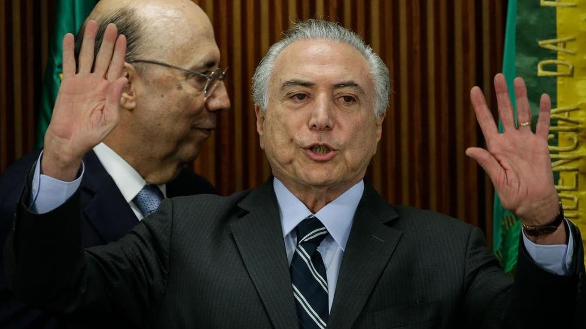 El presidente interino de Brasil, Michel Temer durante una reunión con líderes de la Cámara Baja y del Senado para discutir una propuesta de enmienda a la Constitución.