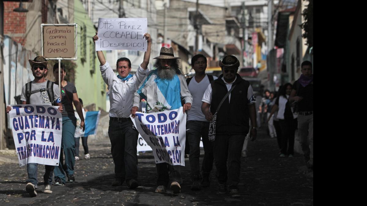 
Oswaldo Ochoa (frente) camina acompañado de un grupo de personas el sábado, tras su llegada a Ciudad de Guatemala. El hombre de 62 años, de espesa barba entrecana y con la bandera nacional como capa, culminó una histórica y simbólica marcha de más de 200 kilómetros en siete días, bajo huelga de hambre y con miles de guatemaltecos respaldando su recorrido en contra de la corrupción.
