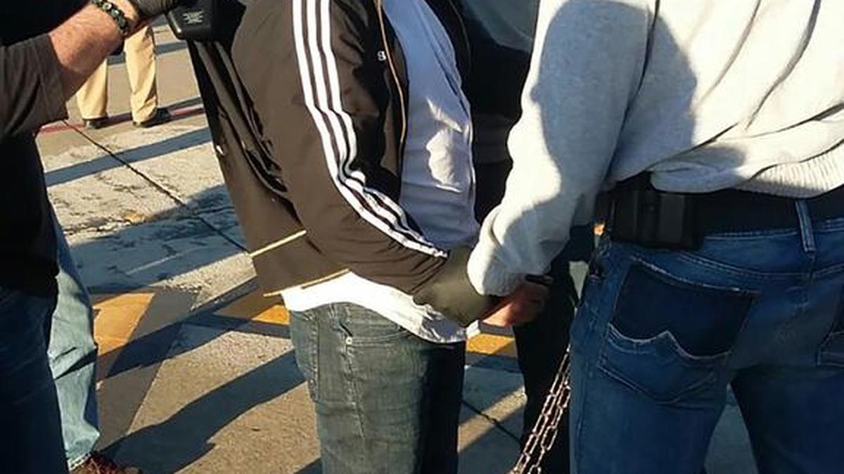Imagen digitalmente alterada publicado por el Ministerio de Seguridad de la República Argentina mostrando al narcotraficante colombiano Henry de Jesús López Londono, también conocido como "Mi Sangre", embarcando en un jet privado durante su extradición a los Estados Unidos.