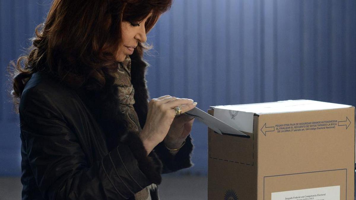 
La presidenta argentina, Cristina Fernández, vota hoy, domingo 9 de agosto de 2015, en los comicios argentinos, en la ciudad de Río Gallegos, provincia de Santa Cruz. Los colegios electorales de Argentina abrieron hoy a las 08.00 hora local (11.00 GMT) para las elecciones primarias que definirán a los candidatos para las generales de octubre, a las que han sido convocados más de 32 millones de electores. Los argentinos deciden hoy entre un total de 15 aspirantes a competir por la sucesión de Cristina Fernández en la Jefatura de Estado argentina. 
