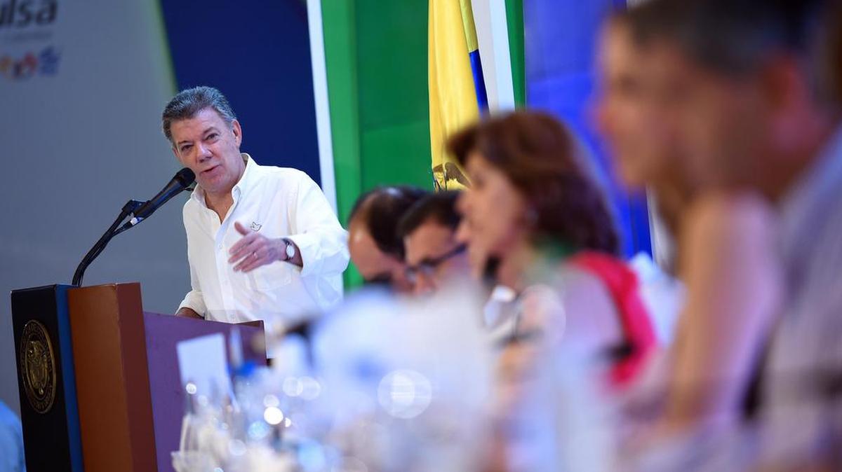 Fotografía cedida por la presidencia de Colombia del mandatario Juan Manuel Santos durante el acto de clausura del 53° Congreso Nacional de Confecámaras el viernes 2 de septiembre de 2016, en Cartagena (Colombia).