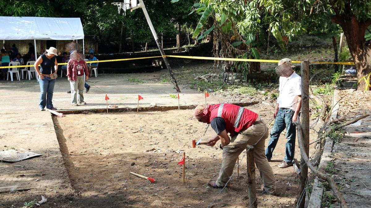 Fotografía proporcionada el viernes 6 de noviembre de 2015, por la Procuraduría General de la República (PGR) de México que muestra a expertos forenses durante el inicio de la quinta diligencia de excavación en búsqueda de los restos óseos del activista Rosendo Radilla.
