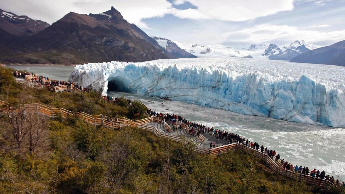 Mientras las cámaras de los celulares de los turistas y de científicos y canales de televisión estuvieron paradas durante largas horas desde el martes para registrar la fractura final, los expertos advertían que el fenómeno podía ocurrir a cualquier hora del día.