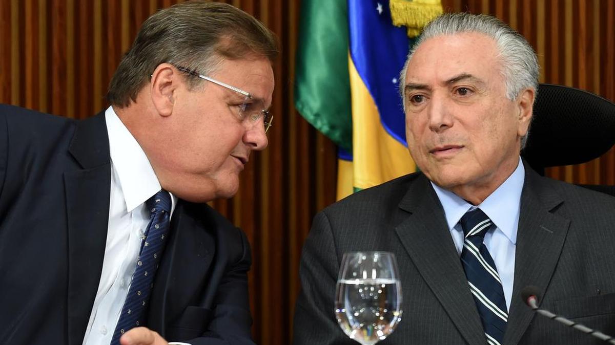 Esta foto de archivo tomada el 15 de junio de 2016 muestra al presidente de Brasil, Michel Temer y el secretario general de la Presidencia brasileña Geddel Vieira Lima hablando durante una reunión con los líderes del partido del Congreso Nacional en el Palacio de Planalto, en Brasilia.