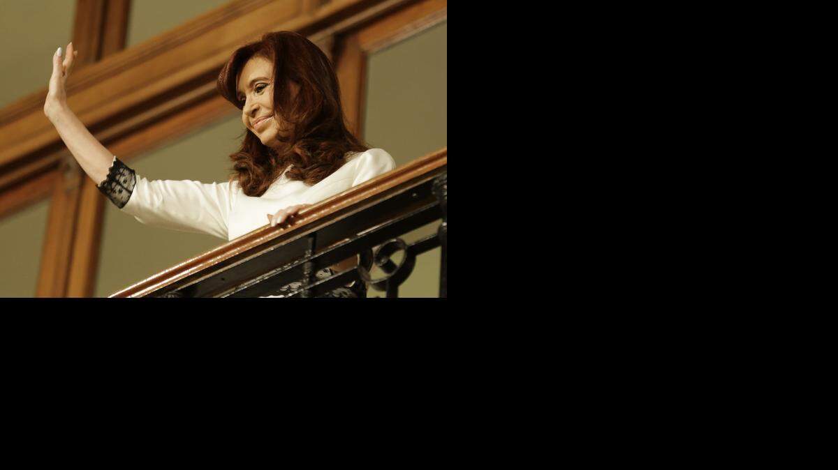 
La presidenta argentina Cristina Fernández saluda a sus seguidores en julio pasado, tras ofrecer un discurso en la Casa Rosada.
