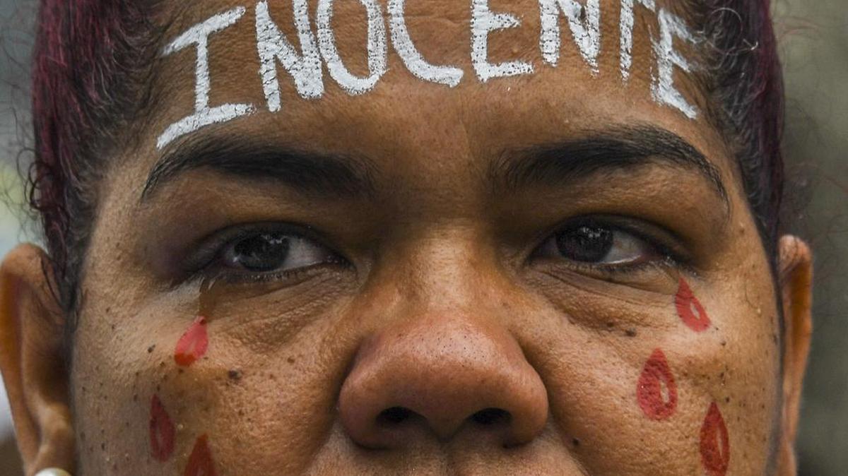 Una mujer con la palabra “Inocente" escrita en su frente participa en una manifestación de residentes de las favelas de Jacarezinho y Manguinhos de Rio de Janeiro exigiendo la paz, en Rio, Brasil, el 20 de agosto de 2017.