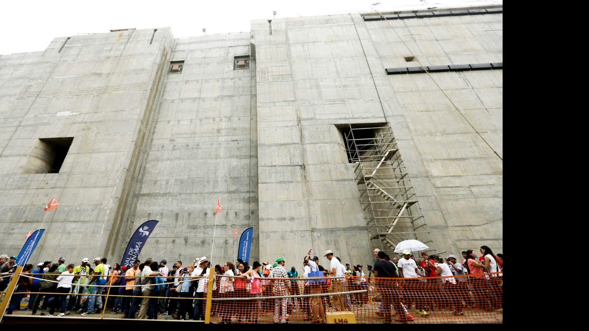 
Varias personas hacen fila para entrar a ver las nuevas exclusas del canal de Panamá, en mayo.
