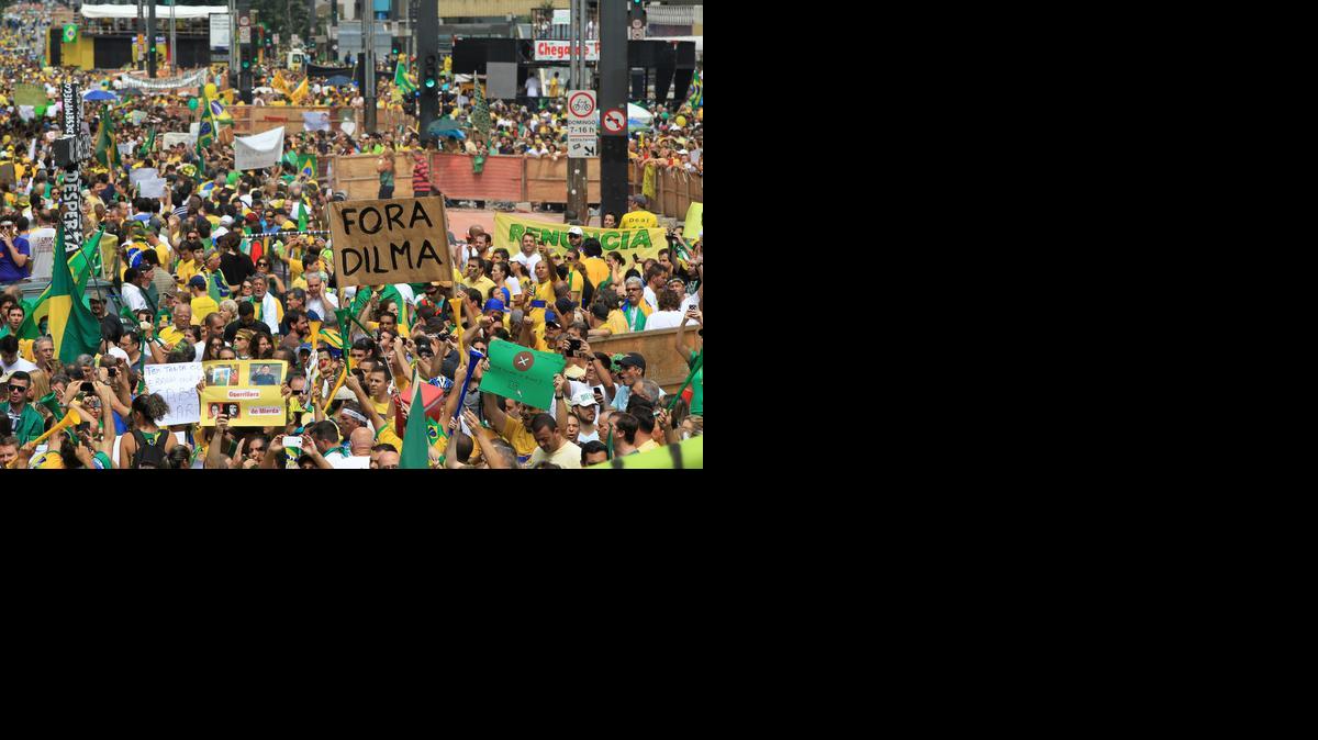 
Cientos de personas participan en una manifestación contra la presidenta brasileña, Dilma Rousseff, el domingo en la ciudad de Sao Paulo.
