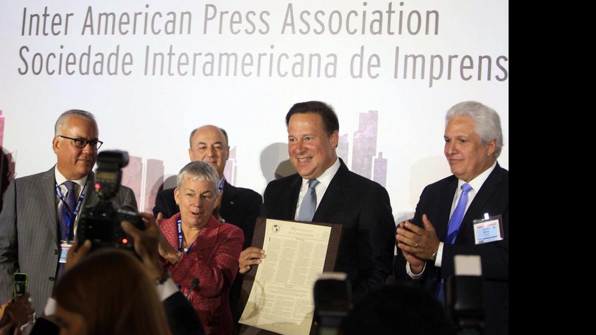 
El presidente panameño, Juan Carlos Varela (2 der.), junto al presidente de la SIP, Gustavo Mohme (der), firma la Declaración de Chapultepec dentro del marco de la reunión de medio año de la Sociedad Interamericana de Prensa en marzo pasado, en Ciudad de Panamá. 
