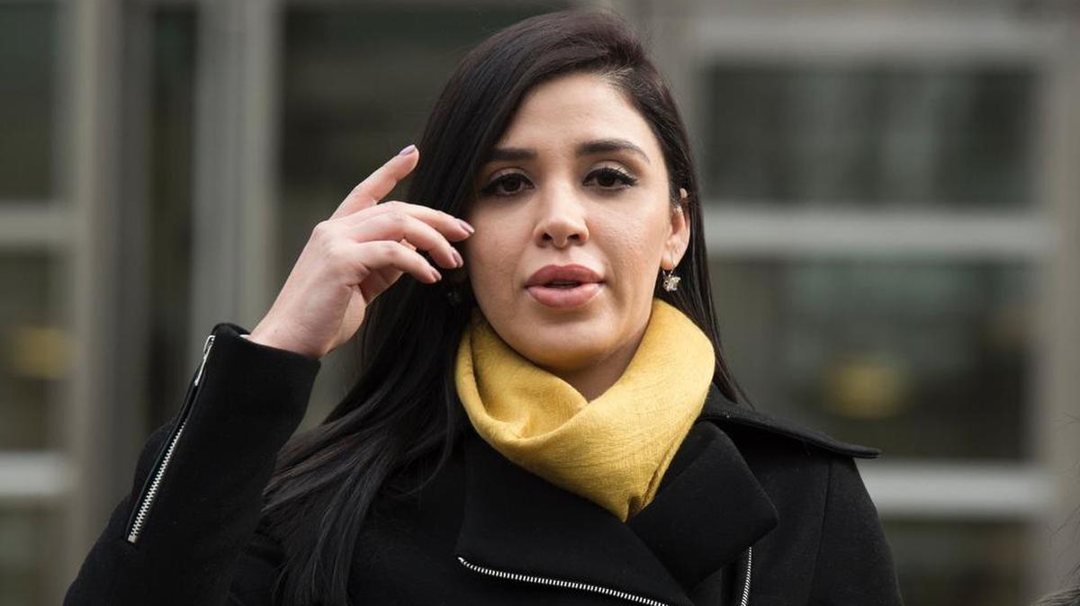 Emma Coronel (c), la esposa del narcotraficante mexicano Joaquín "El Chapo" Guzmán habla con la prensa conjunta tras una audiencia en el Tribunal Federal en Brooklyn de Nueva York, Estados Unidos, el 3 de febrero de 2017.
