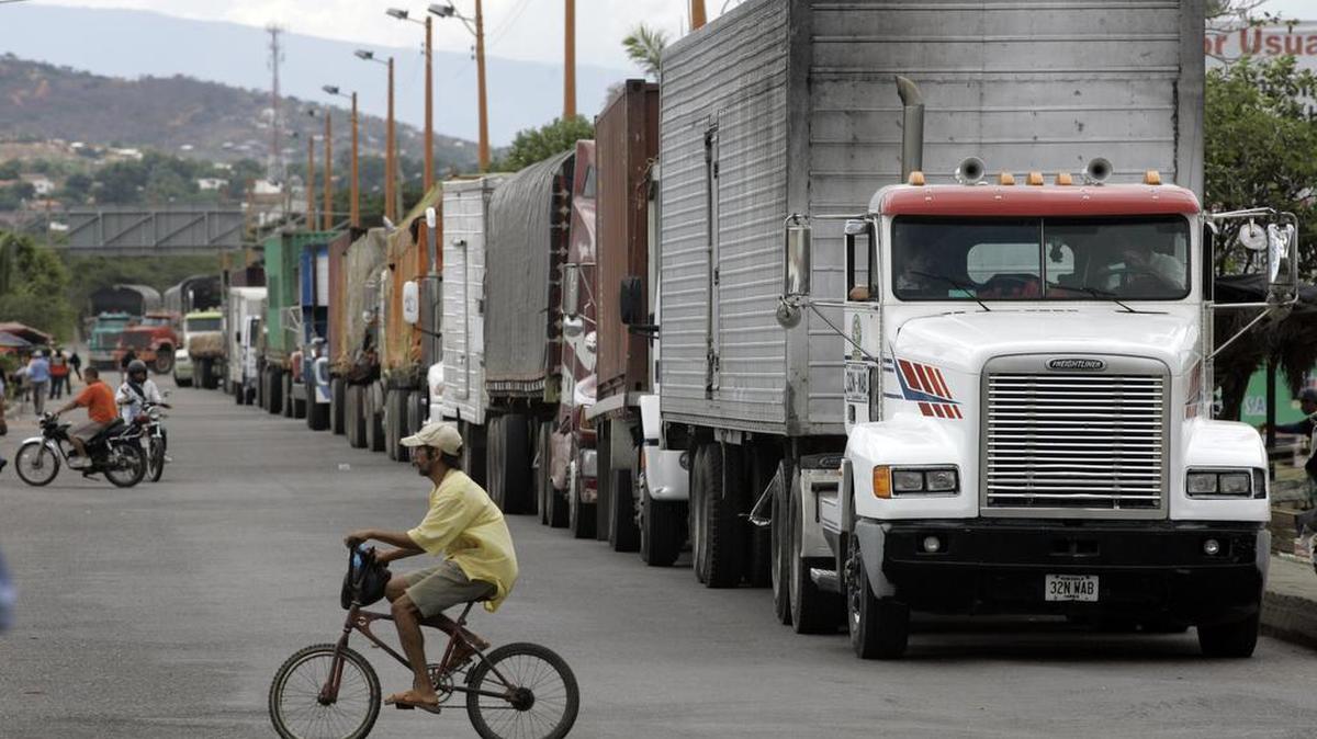 Venezuela acordó abrir por un día el paso de camiones de carga y automóviles en la frontera con Colombia como un primer paso para restablecer el tránsito en esa región que fue cerrado hace seis meses.