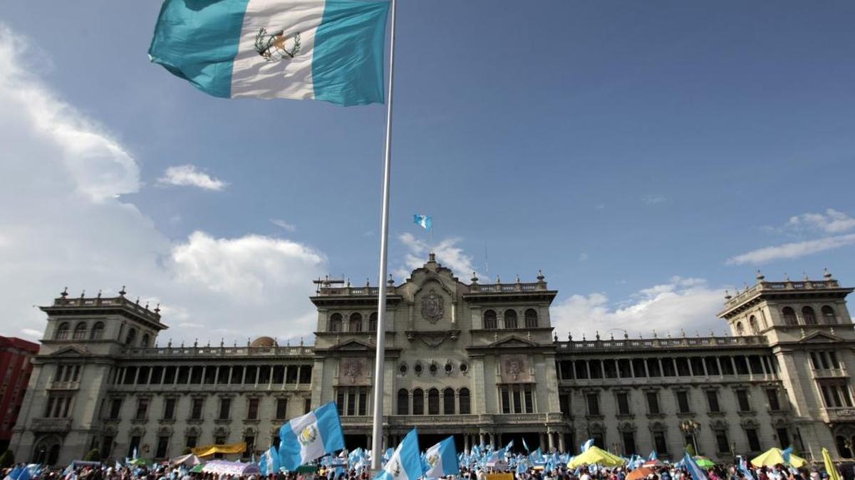 
Guatemaltecos agitan banderas el sábado para celebrar que la comisión parlamentaria haya decidido recomendar al Congreso retirarle la inmunidad al presidente, Otto Pérez Molina, sindicado de corrupción. 
