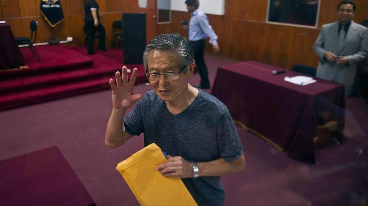 Esta foto de archivo tomada el 8 de enero de 2015 muestra al ex presidente de Perú (1990-2000) Alberto Fujimori en una base policial en Lima.