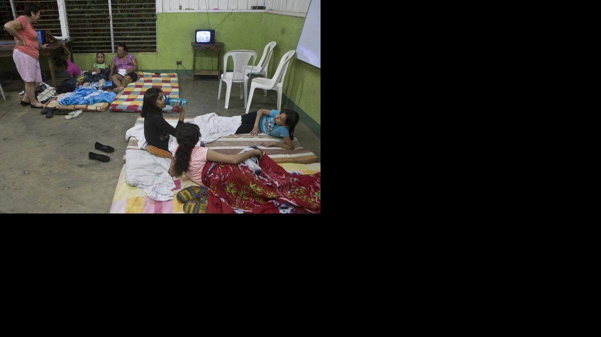 
Residentes permanecen en un refugio en Managua, Nicaragua, después de que un terremoto de 7.4 grados remeció algunos países de Centroamérica el martes.
