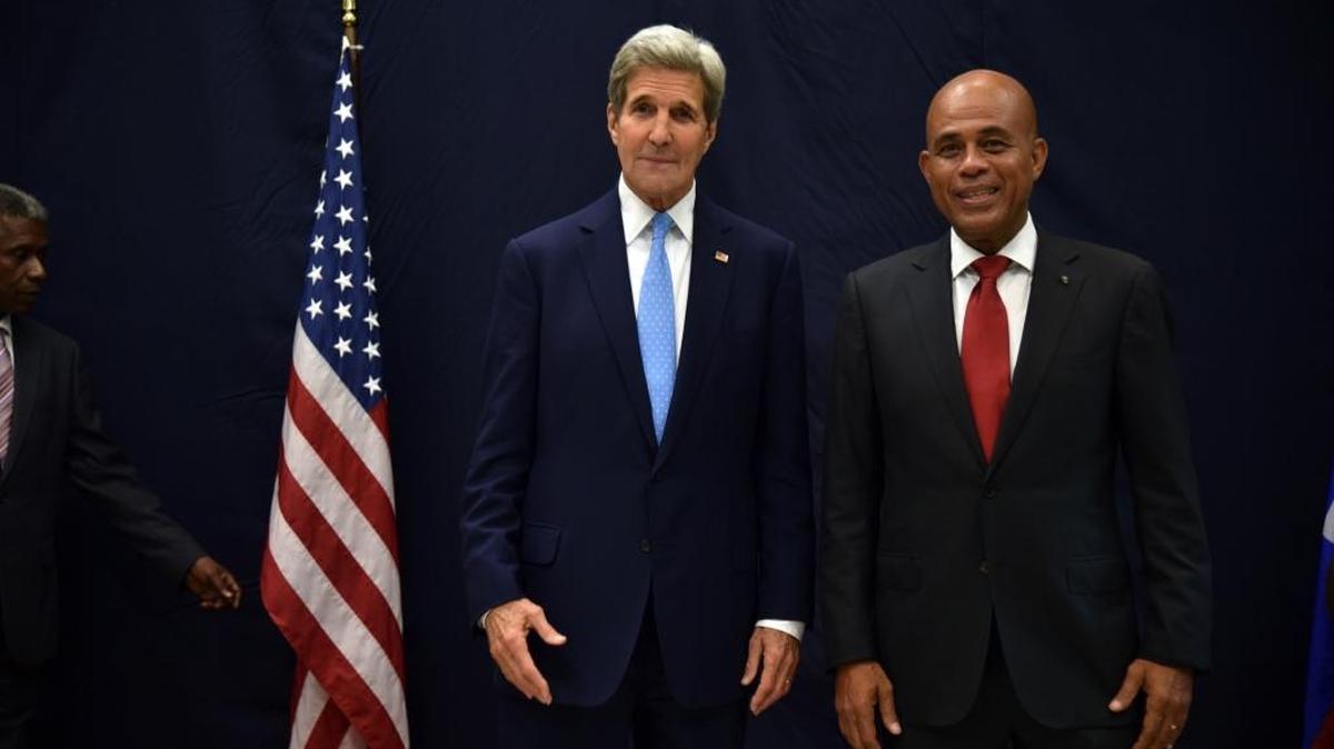 
El presidente de Haití, Michel Martelly (der.) y el secretario de Estado, John Kerry, posan en el Palacio Nacional en Puerto Príncipe, el martes. Kerry y Martelly hablaron sobre los preparativos de los comicios.
