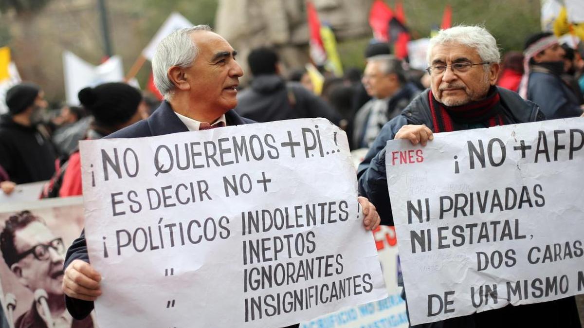 Personas se manifiestan para exigir el fin del sistema privado de pensiones impuesto en 1981 por la dictadura de Augusto Pinochet en el primer aniversario de la Coordinadora Nacional de Trabajadores No+AFP el lunes 24 de julio de 2017 en las calles de Santiago de Chile (Chile).