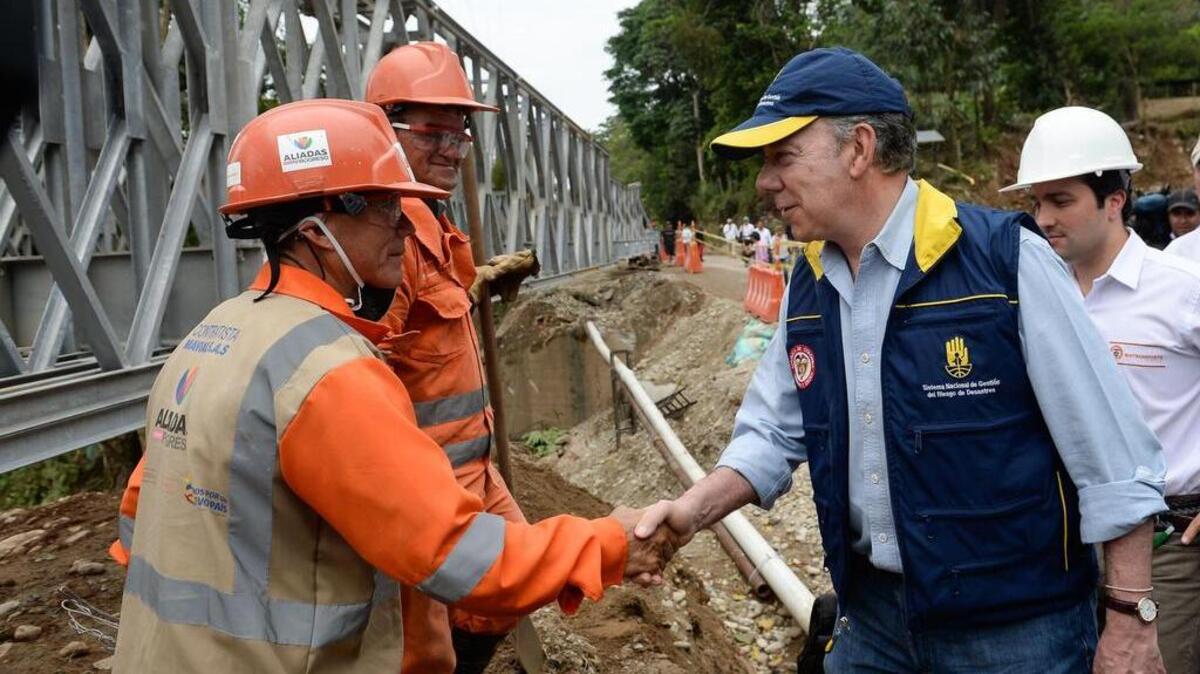 El presidente de Colombia, Juan Manuel Santos, observa el avance en la reconstrucción de un puente en la ciudad de Mocoa, el 8 de abril del 2017.