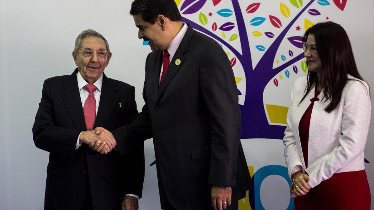 El presidente de Venezuela, Nicolás Maduro, junto a la primera dama, Cilia Flores, recibe al gobernante cubano Raúl Castro, a su llegada a la cumbre del MNOAL, en Isla de Margarita.