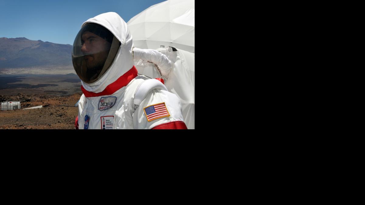 
 Fotografía cedida el martes 11 de noviembre de 2014, de un traje espacial que será usado en el proyecto Seeker, que reúne a un grupo de artistas y científicos que se aislarán del resto de la vida en la Tierra durante cinco días para explorar estrategias de sostenibilidad necesarias para una misión en el planeta Marte.
