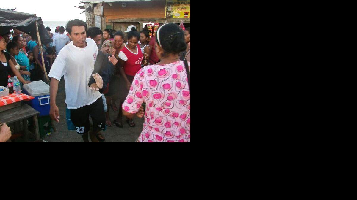 
Familiares y amigos cargan a uno de los sobrevivientes del naufragio del bote pesquero ‘Wayward Wind’, tragedia de la que resultaron 26 desaparecidos, en Nicaragua. 
