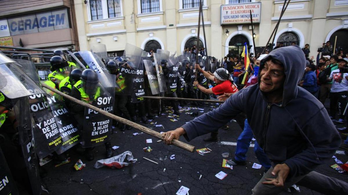 Manifestantes se enfrentan a policías antidisturbios durante una manifestación el jueves 3 de diciembre de 2015, en Quito (Ecuador). La policía de Ecuador se enfrento y disolvió una concentración de grupos de oposición, tras registrarse incidentes en las inmediaciones de la Asamblea Nacional (Parlamento), que aprobó unas polémicas enmiendas a la Constitución impulsadas por el Gobierno.