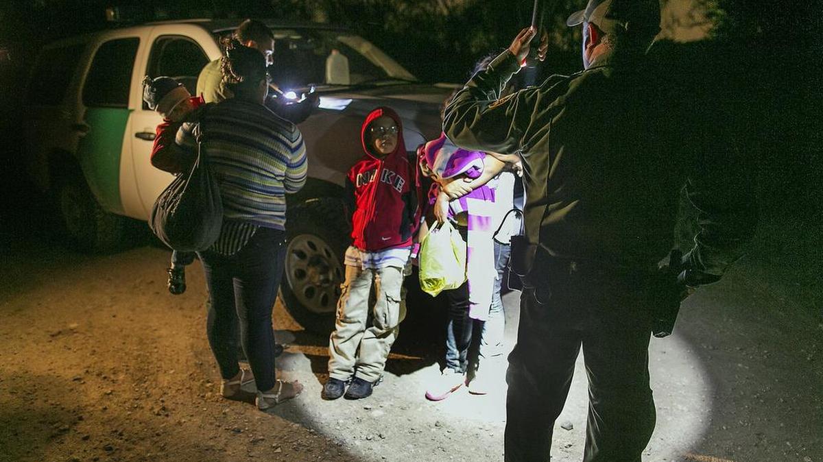 Agentes de Inmigración en Estados Unidos detectan a un grupo de inmigrantes procedentes de Honduras.