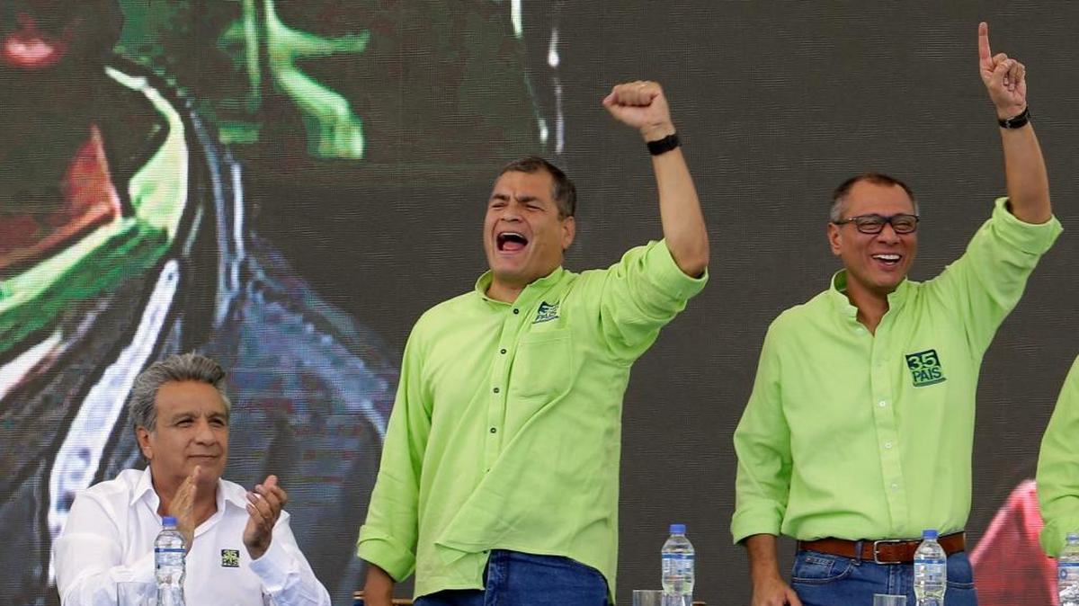 El ex vicepresidente y candidato a la presidencia de Ecuador, Lenin Moreno, el presidente Rafael Correa y el vicepresidente Jorge Glas, en octubre del 2016. Participan en una convención de Alianza PAIS, en la que Moreno fue elegido como el candidato oficialista. Las elecciones se celebran el 19 de febrero.
