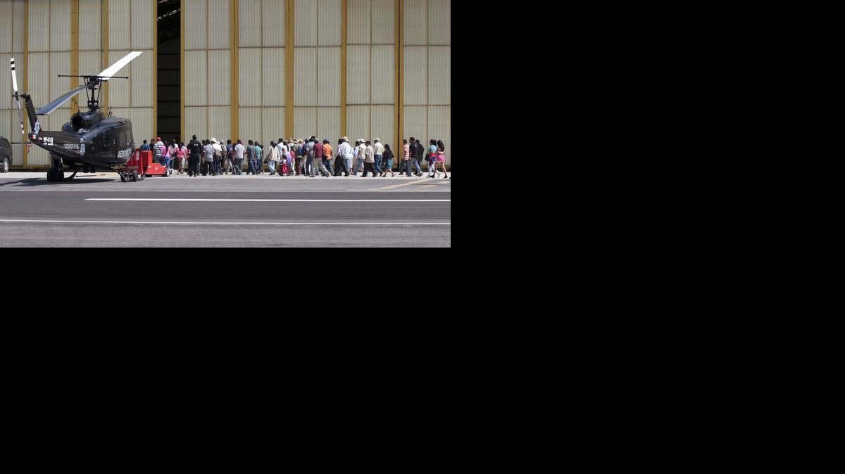 
Los familiares de los 43 estudiantes desaparecidos en Iguala, México, ingresan al hangar militar del aeropuerto de Chilpancingo, donde se reunieron con el fiscal general Jesús Murillo. 
