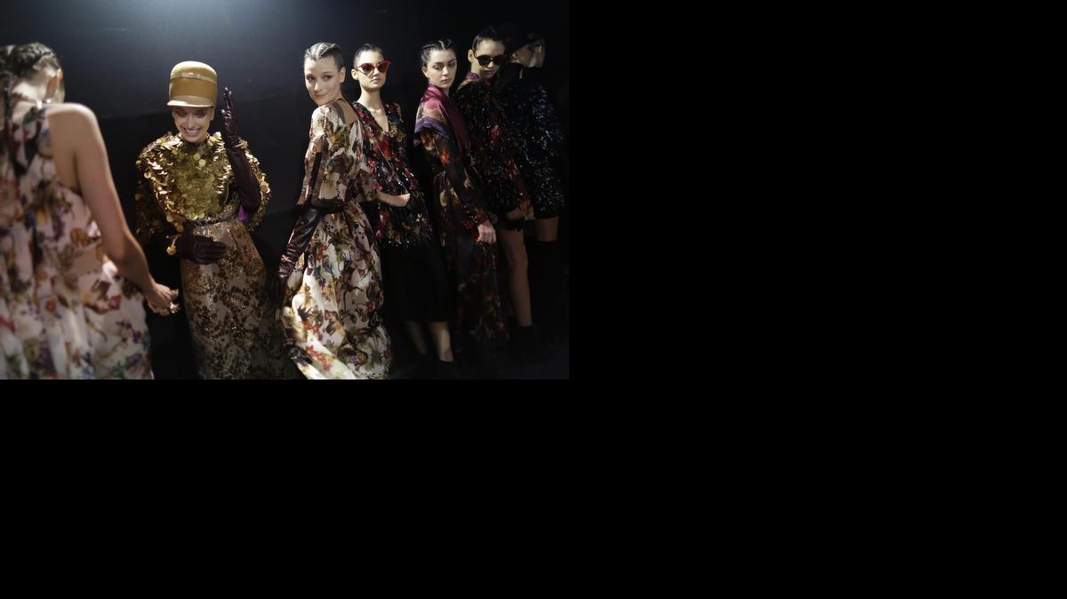 
Modelos esperan el jueves para mostrar en la pasarela la colección de invierno Teca de Helo Rocha, durante la Semana de la Moda de Sao Paulo, Brasil.
