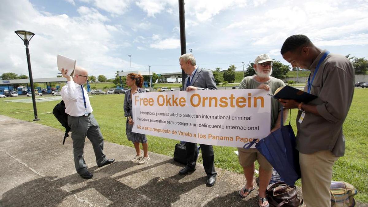 Un grupo de personas protesta para pedir la libertad del periodista holandés Okke Ornstein, preso en Panamá por los delitos de calumnia e injuria, en las inmediaciones del centro de convenciones donde se inauguró el jueves 1 de diciembre de 2016, la XVII Conferencia Internacional Anticorrupción, en la ciudad de Panamá (Panamá).