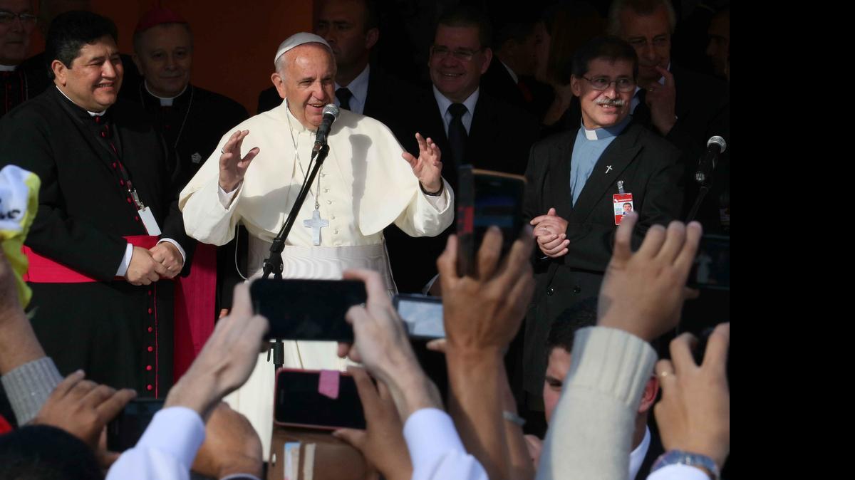 
El papa Francisco saluda durante su visita hoy, sábado 11 de julio de 2015, al hospital pediátrico Niños de Acosta -u, en la localidad de San Lorenzo, Gran Asunción (Paraguay). Durante su visita al centro, que acoge a niños y niñas con diferentes problemas médicos, el pontífice escuchó a los pequeños y recibió de ellos cartas personales y trabajos realizados en las aulas del hospital, mientras que en el exterior le aguardaban miles de personas para recibir su bendición. 
