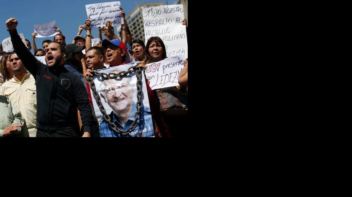 
Manifestantes en Caracas exigen la libertad del alcalde opositor preso Antonio Ledezma a finales de febrero. 


