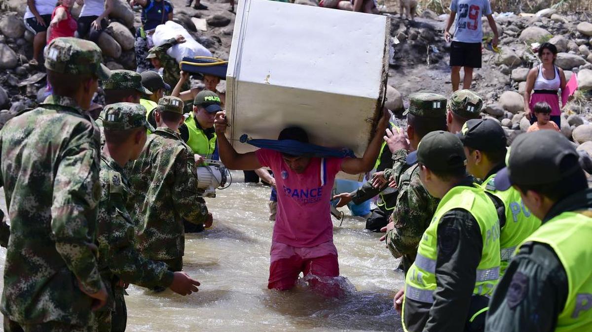 
Más de 1,000 colombianos han sido deportados de Venezuela tras un incidente contra tres militares venezolanos y un civil por parte de supuestos contrabandistas.
